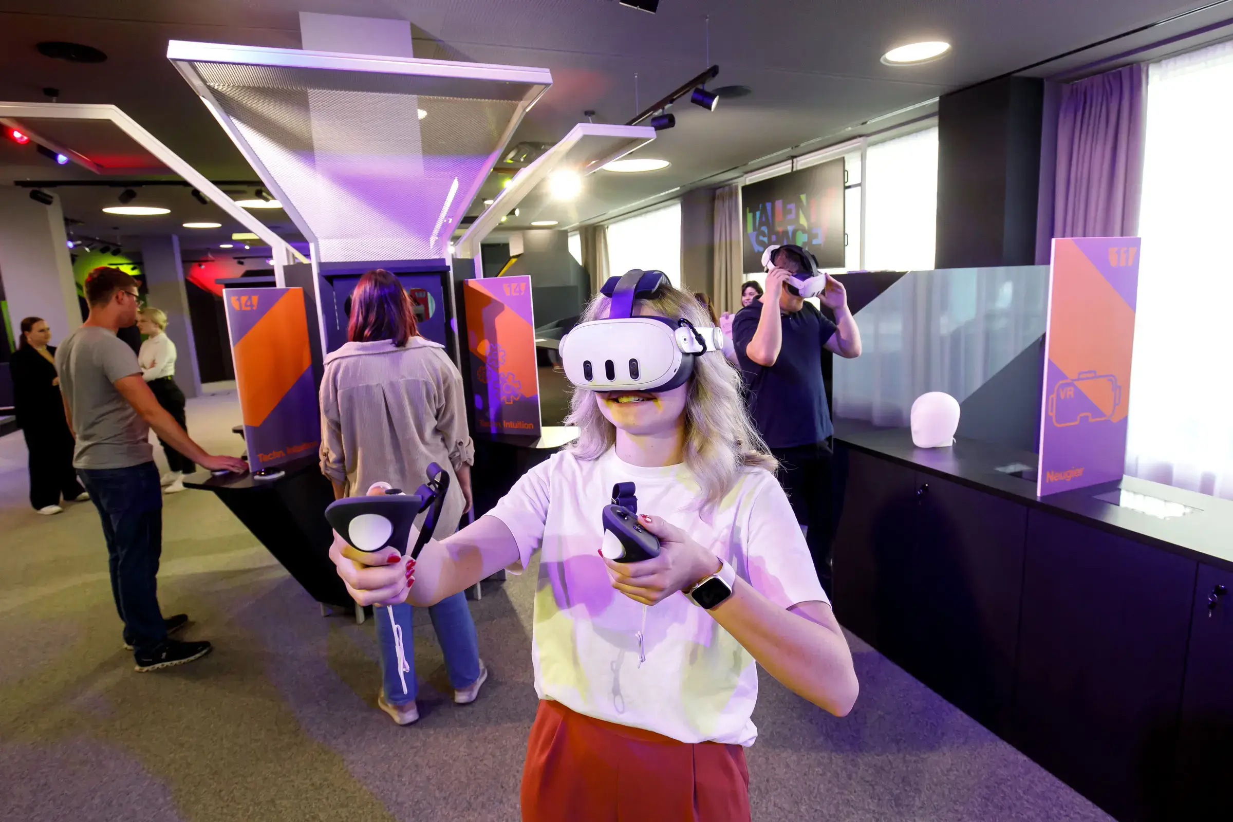 Talent-space Parcours VR Junges Mädchen trägt eine VR-Brille und in der linken und rechten Hand je einen Controller und steht mitten Im Talent Space Parcours.